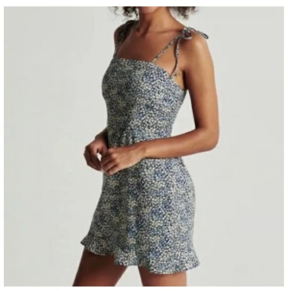 Abercrombie & Fitch Smocked Floral Mini Dress Tie Straps Size M Blue